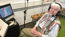Ältere Frau (Christa Stange) sitzt mit Kopfhörern vor Filmmonitor | Bild: Feierwerk München 