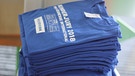 Stapel blauer T-Shirts der Prix Jeunesse Kinderjury in der Südpolstation des Feierwerk München | Bild: BR/Ursula Zimmermann