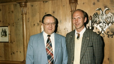 Herbst 1987 in Garmisch-Partenkirchen: Bruno Erath übergibt die Redaktionsleitung an Ernst Vogt | Bild: Ernst Vogt