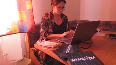 Julia Lange beim Ausdrucken der Moderationskarten | Bild: BR/Alexandar Maier