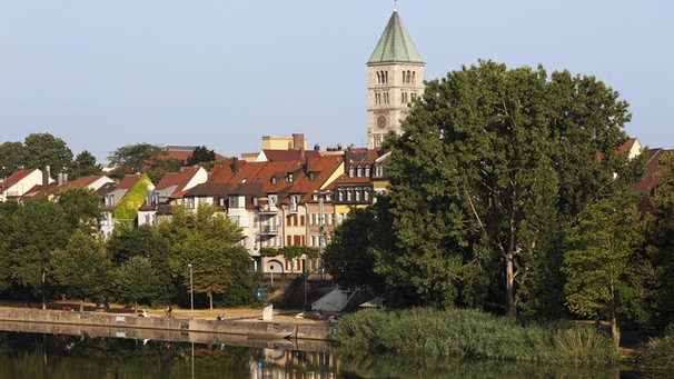Mainufer und Turm von der Heilig-Geist-Kirche in Schweinfurt | Bild: picture-alliance/dpa/Martin Siepmann