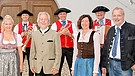 Gruppenbild des BR-Sprecherteams in Iphofen mit der Weinprinzessin und dem Franconia Sextett | Bild: Ina E. Brosch