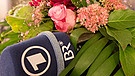 Blumenstrauß und BR-Mikrofon  | Bild: Richard Schober