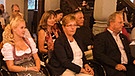 Publikum, darunter die Weinprinzessin Christina Lutz und der zweite Bürgermeister der Stadt Iphofen, Ludwig Weigand | Bild: BR/Andreas Dirscherl