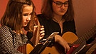 Die Gitarrengruppe der städt. Musikschule Abensberg musiziert unter Leitung von Christian Hofner | Bild: BR/Michael Atzinger
