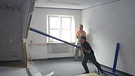 Umbau 2009 im BR-Studio: Bernd Kellermann reißt die Wand seines Büro ein. | Bild: BR