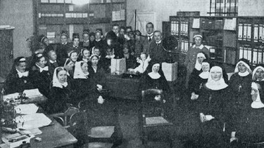 Volksgesundheitliche Unterrichtstunde durch den Rundfunk, Besuch von bayerischen Bezirksfürsorgerinnen, 1924 | Bild: BR/ Historisches Archiv