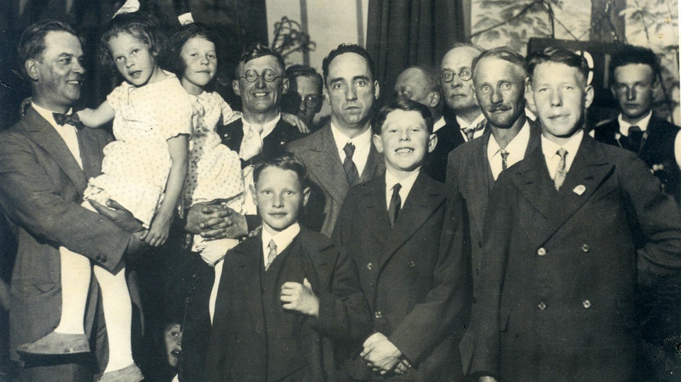 Volkslieder-Preissingen 1931 in Landshut mit Intendant Kurt von Boeckmann (links), Kiem Pauli (mit Brille links) und Prof. Kurt Huber (Mitte), 1931 | Bild: BR / Historisches Archiv
