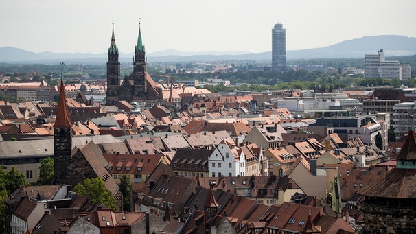 Nürnberg: Blick auf die Altstadt mit der Lorenzkirche (M) und dem Nürnberger Businesstower (h) | Bild: Daniel Karmann/dpa 