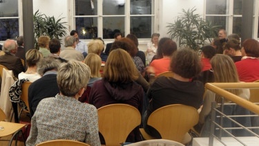 Publikum und Sprecher in in der Wasserburger Bibliothek | Bild: BR/Michael Atzinger