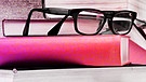 Illustration/Collage: Bücherstapel, Brille, ein Arm kommt hinter den Büchern hervor und hält eine Schreibtischlampe | Bild: colourbox.com; BR/Tanja Begovic