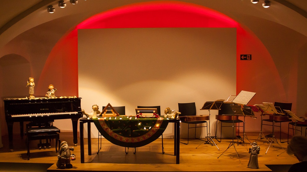 Der stilvoll beleuchtete Karmelitensaal im Aventinum Abensberg mit Lesetisch für die BR-Sprecher | Bild: BR/Michael Atzinger