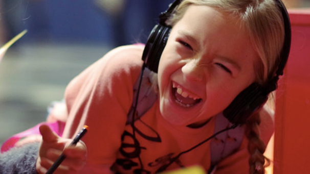 lachendes Kind mit Kopfhörer | Bild: Stiftung Zuhören/privat