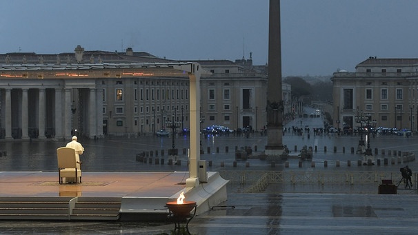 Papst Franziskus spendet in der Corona-Krise den "Urbi et orbi"-Segen auf dem leeren Petersplatz | Bild: picture alliance / aba