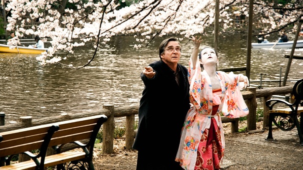 Die Butho-Tänzerin Yu (Aya Irizuki) zeigt Rudi (Elmar Wepper) den Weg mit seiner Frau auch über den Tod hinaus zu kommunizieren. | Bild: BR/Majestic/Patrick Zorer