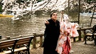Die Butho-Tänzerin Yu (Aya Irizuki) zeigt Rudi (Elmar Wepper) den Weg mit seiner Frau auch über den Tod hinaus zu kommunizieren. | Bild: BR/Majestic/Patrick Zorer