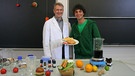 Der Fritten-Burger-Cola-Check / Can (rechts) mit Ernährungsexperten Vladimir Ilberg. | Bild: BR/megaherz gmbh/Florian Lengert