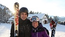 Der Skipisten-Check / Checker Can (links) mit Skilehrerin Nicki Burger das erste Mal auf Skiern. | Bild: BR/megaherz gmbh/Hans-Florian Hopfner