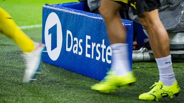 Dortmunder Spieler laufen vor einer TV- Kamera der ARD auf das Spielfeld (Archivbild) | Bild: dpa-Bildfunk/Guido Kirchner