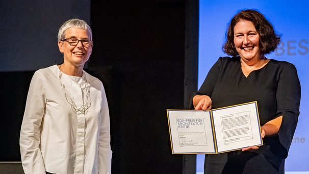 BDA-Präsidentin Susanne Wartzeck (links) und Preisträgerin Sabine Reeh bei der Verleihung in Hamburg  | Bild: Till Budde