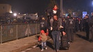 Bundespolizisten begleiten Flüchtlinge bei Dunkelheit  | Bild: BR/Lisa Schurr
