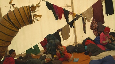 Ein Flüchtlingsmädchen in einem provisorischen Wohnraum  | Bild: BR/Lisa Schurr 