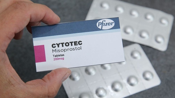 Seit Anfang 2020 herrscht eine Kontroverse über den Umgang mit dem Medikament Cytotec im Kreißsaal. | Bild: picture alliance / PHOTOPQR/L'ALSACE/MAXPPP | Jean-François FREY