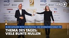 B5 aktuell gewinnt Deutschen Radiopreis 2020: Steffen Jenter und Barbara Kostolnik halten ihren Preis | Bild: NDR/Morris Mac Matzen