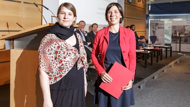 Laudatorin Anna Schmid und Veronika Wawatschek  | Bild: Max Kratzer