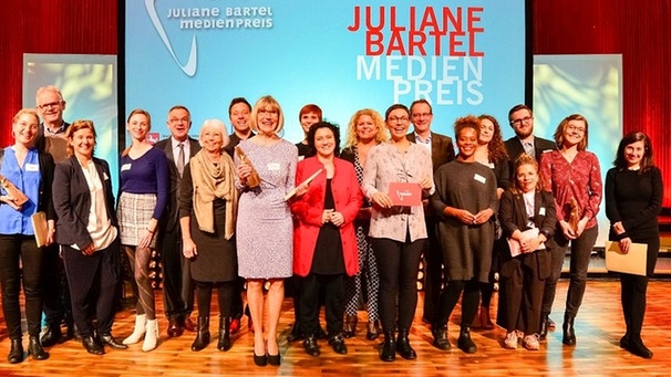 Claudia Decker (Mitte) im Kreis der Preisträger des Juliane Bartel Medienpreises 2018 | Bild: Juliane Bartel Medienpreis