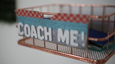 Künstlerin und Autorin Tina Klopp lässt sich durchcoachen: Symbolbild eines Körbchens mit der Aufschrift "coach me" | Bild: BR