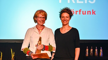 Mechthild Müser (l.) bei der Preisverleihung des Juliane Bartel Preises im November 2015 zusammen mit der Laudatorin Julia Fritzsche. | Bild: BR