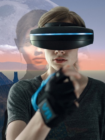 Jennifer Reitwein (Emma Bading) schaut sich die virtuelle Waffe in ihrer Hand an. | Bild: ARD Degeto/BR/SAPPRALOT Productions/Alexander Fischerkoesen