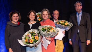 v.l.: Johanna Haberer (Laudatorin), Christiane Hawranek (Preisträgerin), Nadine Ahr (Preisträgerin), Philipp Mausshardt (Preisträger), Rainer Rösl (Curacon GmbH) | Bild: Oliver Bodmer