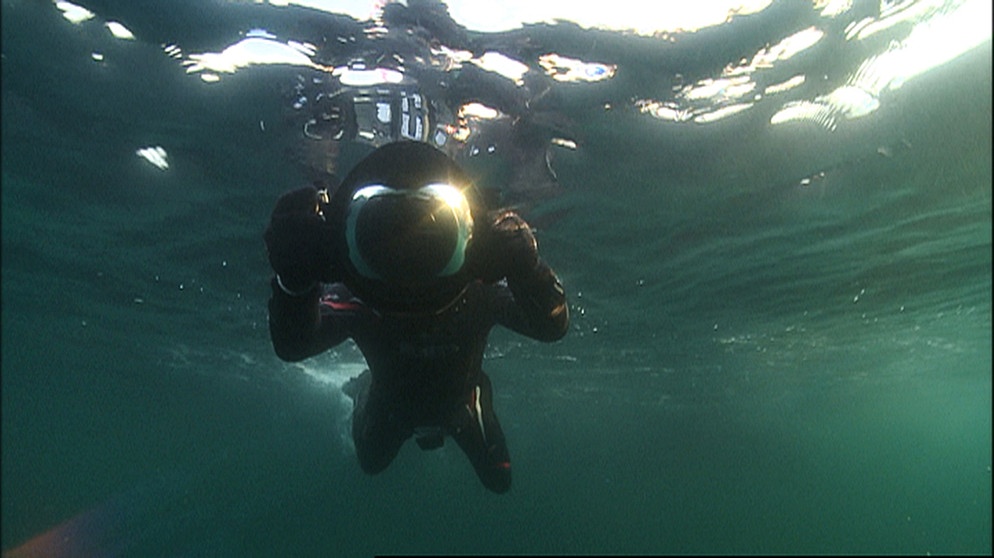 Florian Guthknecht taucht mit Unterwasserkamera ab  | Bild: BR/Florian Guthknecht