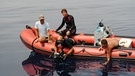 Florian Guthknecht im Neoprenanzug auf einem roten Schlauchboot  | Bild: BR/Florian Guthknecht 