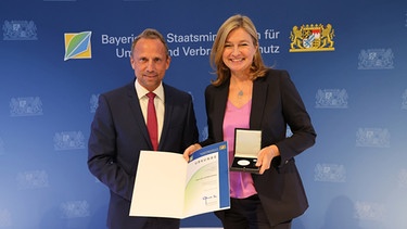 Umweltminister Glauber überreicht Iska Schreglmann die bayerische Umweltmedaille | Bild: Bernhard Kastner