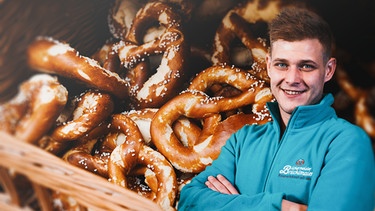 Bäckermeister Sebastian steht vor einem großen Korb voll Brezen.  | Bild: picture alliance / dpa | Tobias Hase, Montage BR 