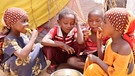 Kinder aus den Vertriebenen-Camps teilen sich eine Mango.  | Bild: Gesundes Afrika e.V.