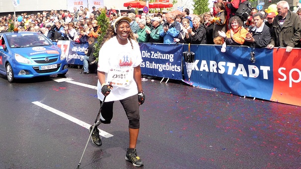 Die Rentnerin Asha Noppeney, gebürtige Uganderin, läuft einen Halbmarathon auf einem Bein | Bild: privat