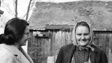 Lore Walb, damalige Leiterin des Frauenfunks, unterwegs im Auftrag der Weihnachtshilfe | Bild: BR/Historisches Archiv