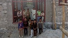Kinder des oberen Braldotals stehen vor den Grundmauern ihrer neuen Schule. Ab Herbst 2024 sollen sie hier unterrichtet werden. | Bild: Himalaya-Karakorum-Hilfe e.V.
