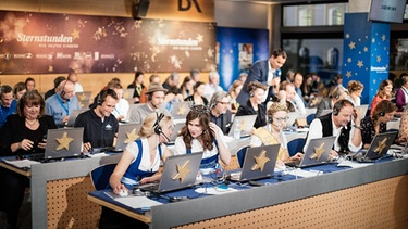 Fleißige Telefonisten bei der Arbeit in der Spendenzentrale des Münchner Funkhauses  | Bild: BR/Fabian Stoffers