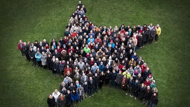 Über 200 Mitarbeiter des Bayerischen Rundfunks versammelten sich im Innenhof zu einem Gruppenbild in Sternform. | Bild: BR/Theresa Högner