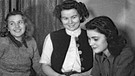 Candida Franck (links) mit Sekretärin Erika Heichert (spätere Erika Saucke, 2. von links) und zwei BR-Kolleginnen beim Sortieren von Spenden für die "Weihnachtshilfe"  | Bild: BR/Historisches Archiv