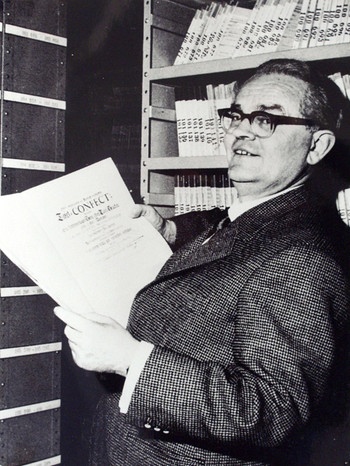Der Erfinder des Tafel-Confects Willy Spilling mit einer Notenausgabe von Johann Valentin Rathgeber | Bild: BR Franken/Archiv