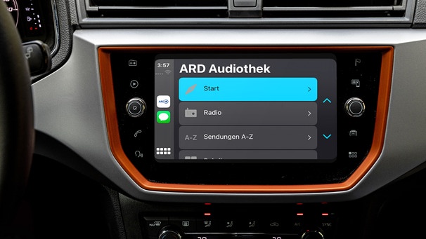 Die ARD Audiothek  Automobil App am Boardcomputer des Pkws | Bild: BR/Markus Konvalin, Collage/Petra Decker