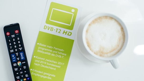 Fernbedienung, DVB-T2-Logo und Kaffeetassee | Bild: BR / Julia Müller