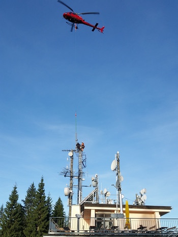 Arbeiten an der Antenne auf dem Laber mit Hilfe eines Hubschraubers | Bild: BR/ Rainer Königshausen 