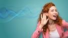  "Klare Sprache", die neue Tonspur für besseres Hörverständnis im Fernsehen. Eine junge Frau hält sich eine Hand ans Ohr mit einer Geste für besseres Hören.  | Bild: ARD Digital